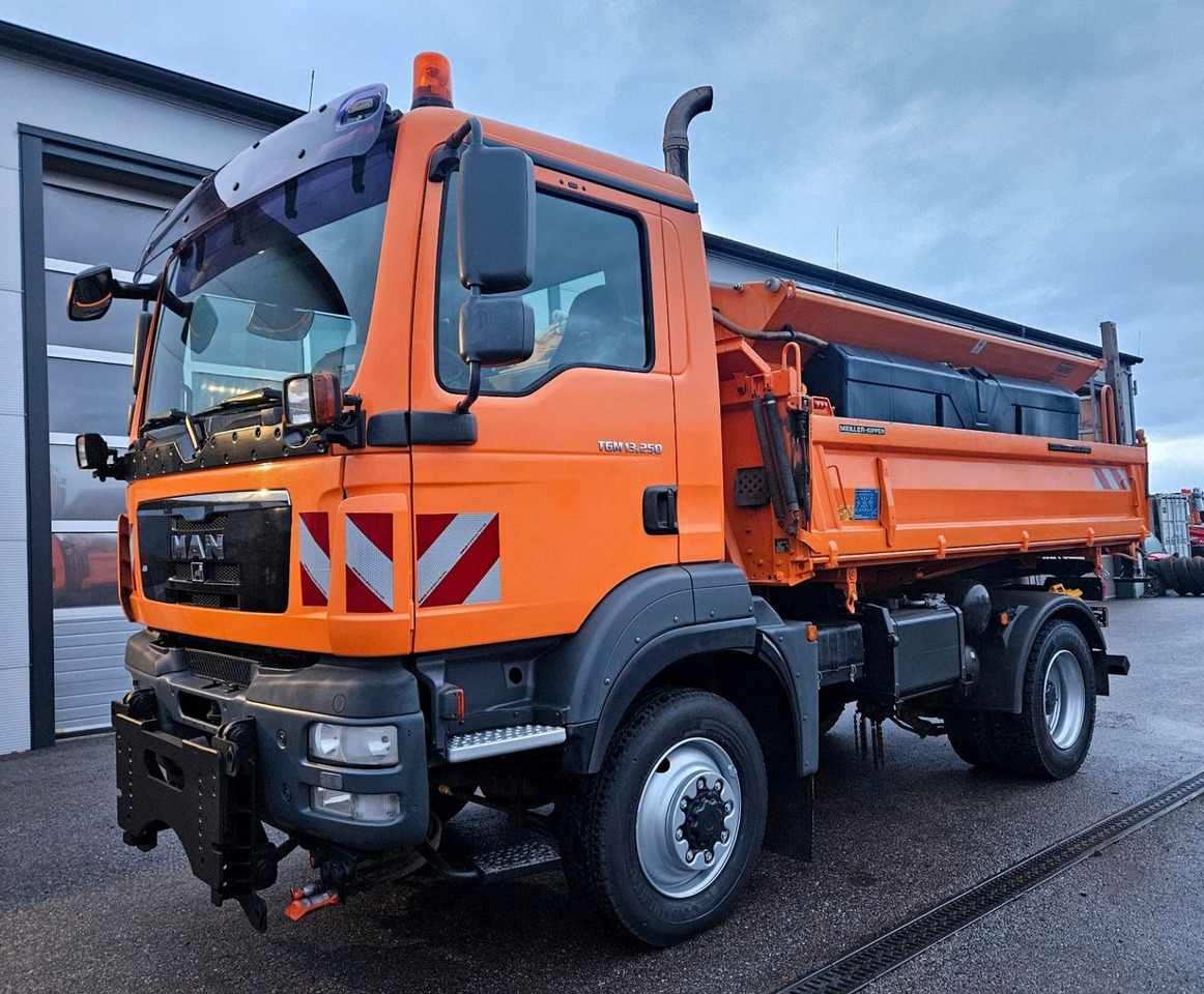 MAN TGM 13.250 4x4 Euro5 Winterdienst - Billenőplatós teherautó: 1 kép. MAN TGM 13.250 4x4 Euro5 Winterdienst - Billenőplatós teherautó: 1 kép.