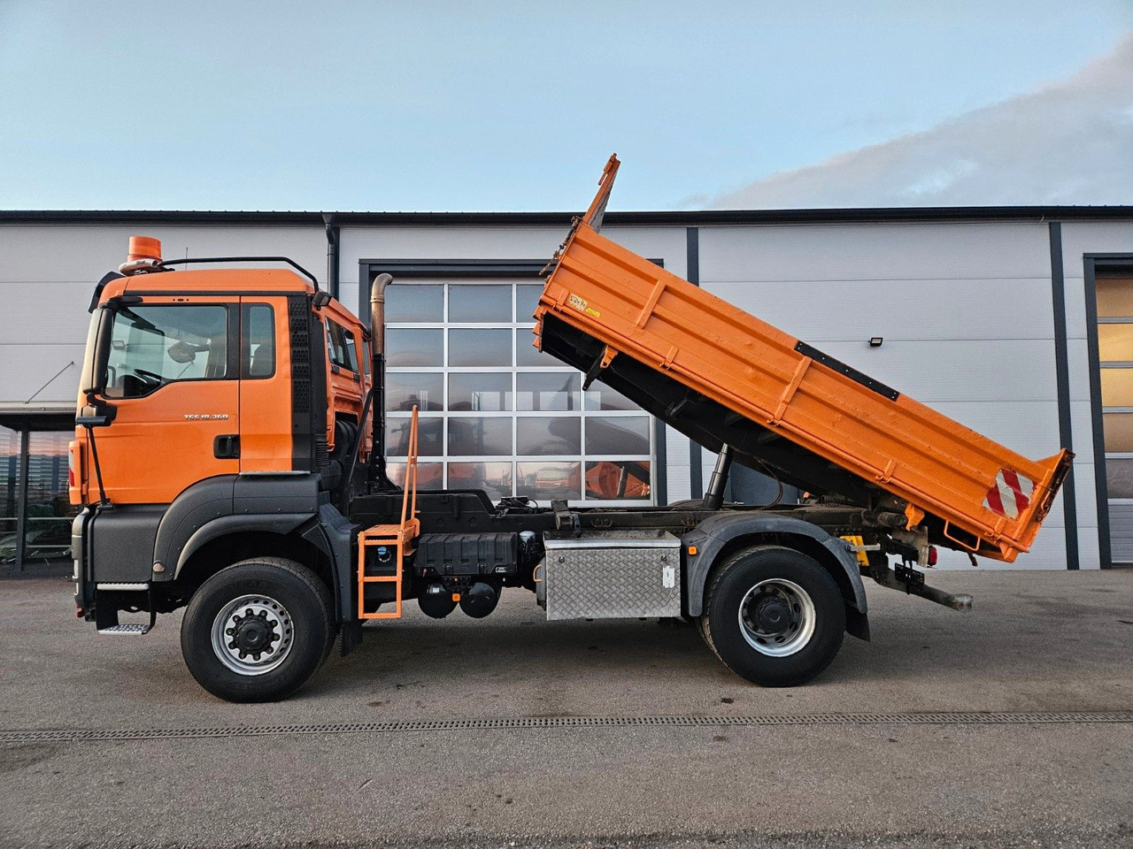 MAN TGS 18.360 4x4 BL Euro5 Meiller - Billenőplatós teherautó: 2 kép. MAN TGS 18.360 4x4 BL Euro5 Meiller - Billenőplatós teherautó: 2 kép.