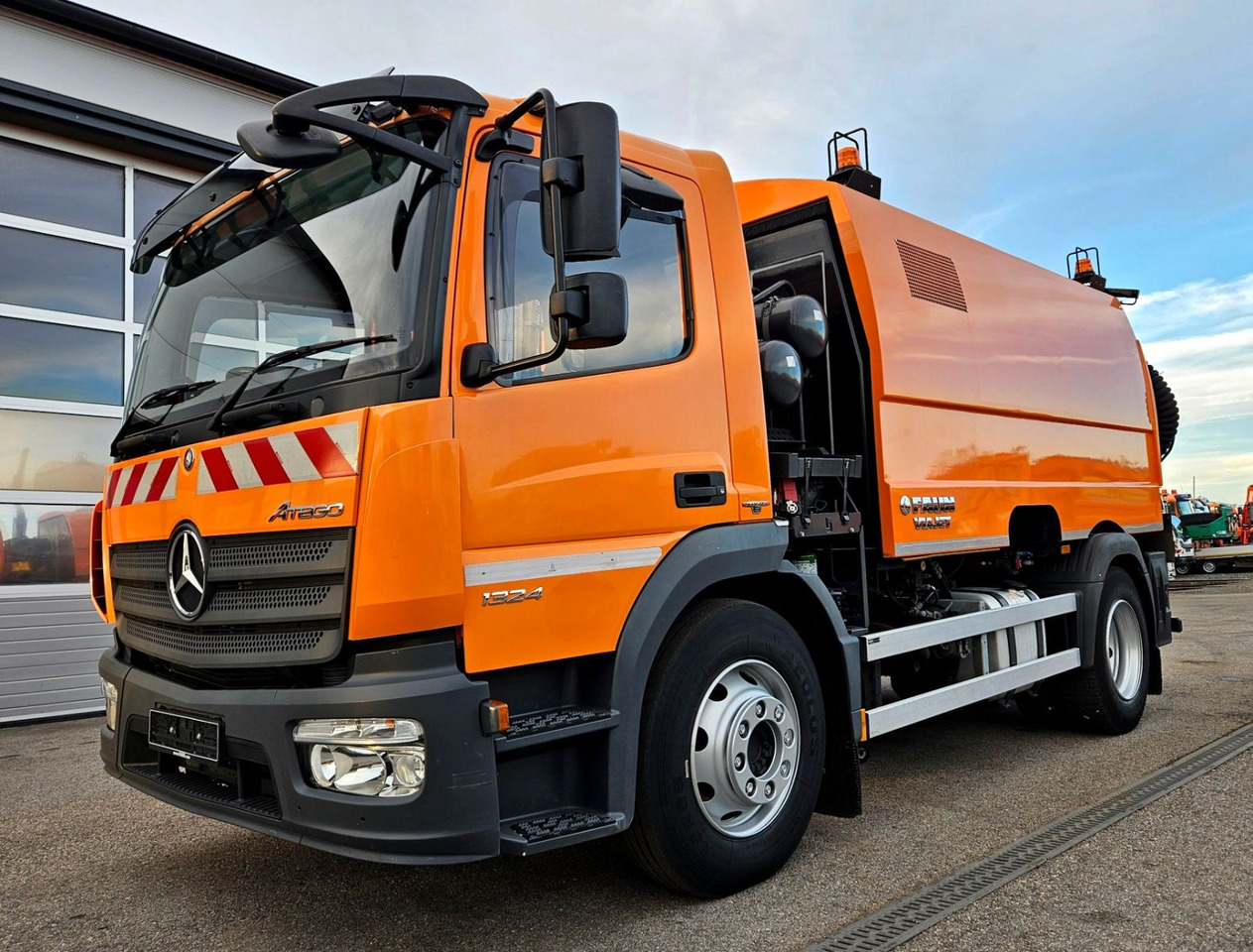Mercedes-Benz Atego 1324 Euro6 FAUN Viajet 6 Aufbaumotor - Utcaseprő gép: 4 kép. Mercedes-Benz Atego 1324 Euro6 FAUN Viajet 6 Aufbaumotor - Utcaseprő gép: 4 kép.