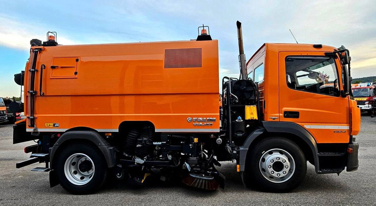 Mercedes-Benz Atego 1324 Euro6 FAUN Viajet 6 Aufbaumotor - Utcaseprő gép: 2 kép. Mercedes-Benz Atego 1324 Euro6 FAUN Viajet 6 Aufbaumotor - Utcaseprő gép: 2 kép.