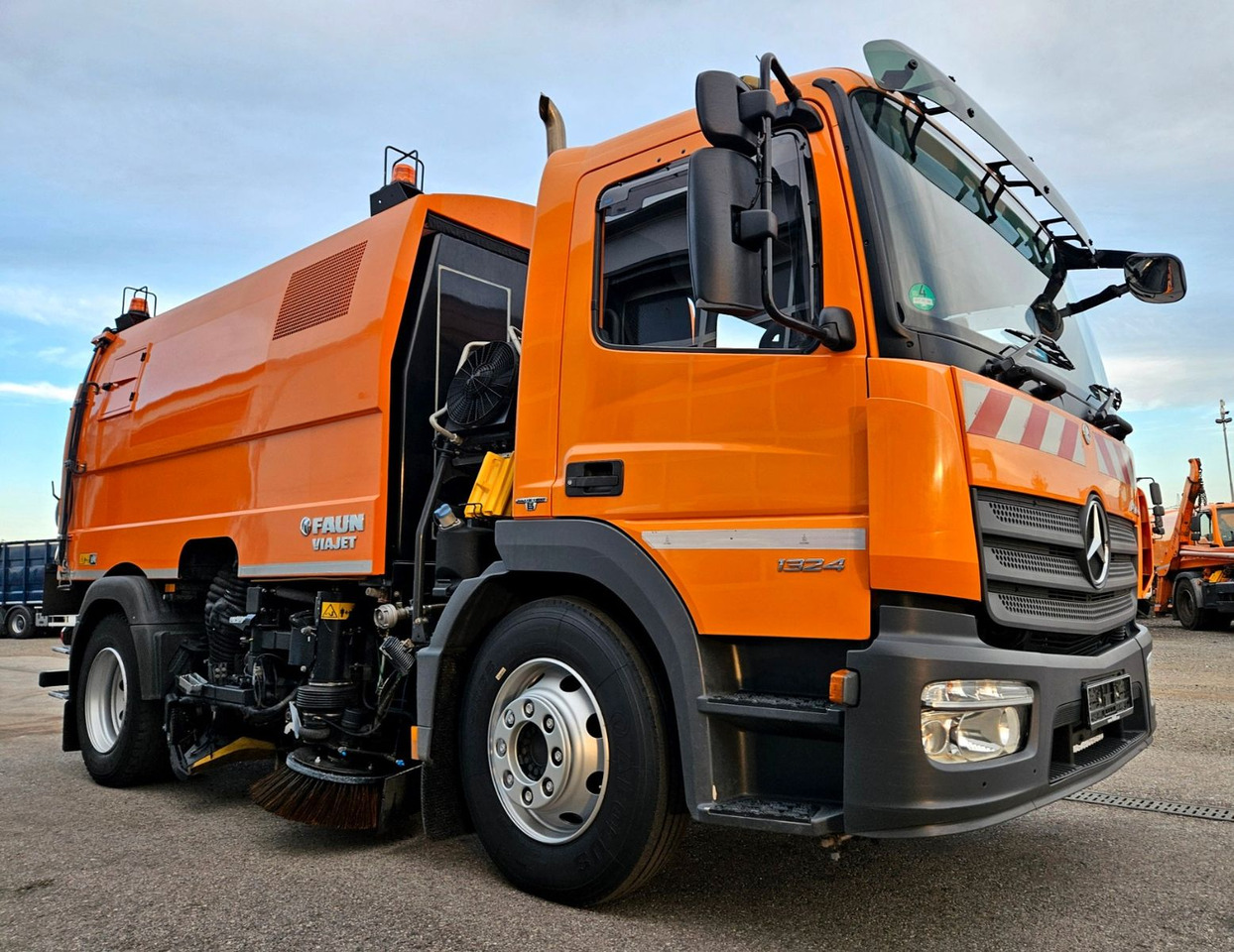 Mercedes-Benz Atego 1324 Euro6 FAUN Viajet 6 Aufbaumotor - Utcaseprő gép: 1 kép. Mercedes-Benz Atego 1324 Euro6 FAUN Viajet 6 Aufbaumotor - Utcaseprő gép: 1 kép.