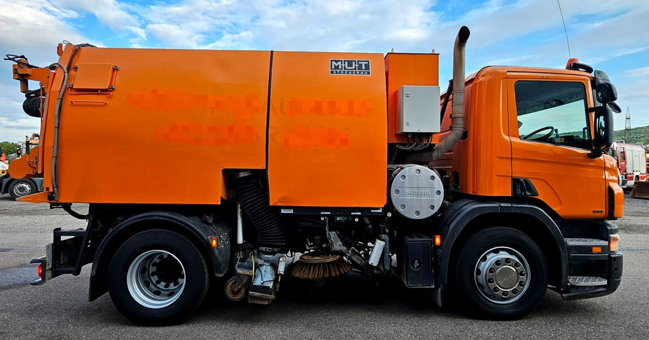 Scania P280 Euro5 MUT 7m3 Hydrostat - Utcaseprő gép: 2 kép. Scania P280 Euro5 MUT 7m3 Hydrostat - Utcaseprő gép: 2 kép.