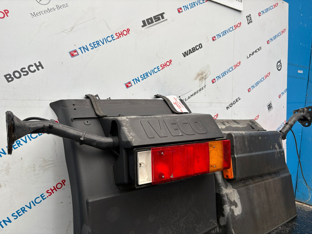 Paraurti posteriore Iveco - Lökhárító - Teherautó: 2 kép. Paraurti posteriore Iveco - Lökhárító - Teherautó: 2 kép.