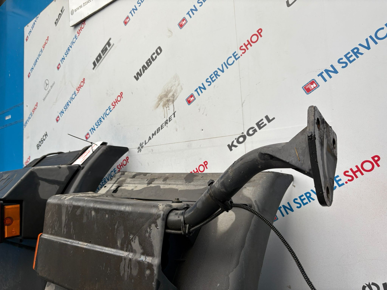 Paraurti posteriore Iveco - Lökhárító - Teherautó: 4 kép. Paraurti posteriore Iveco - Lökhárító - Teherautó: 4 kép.
