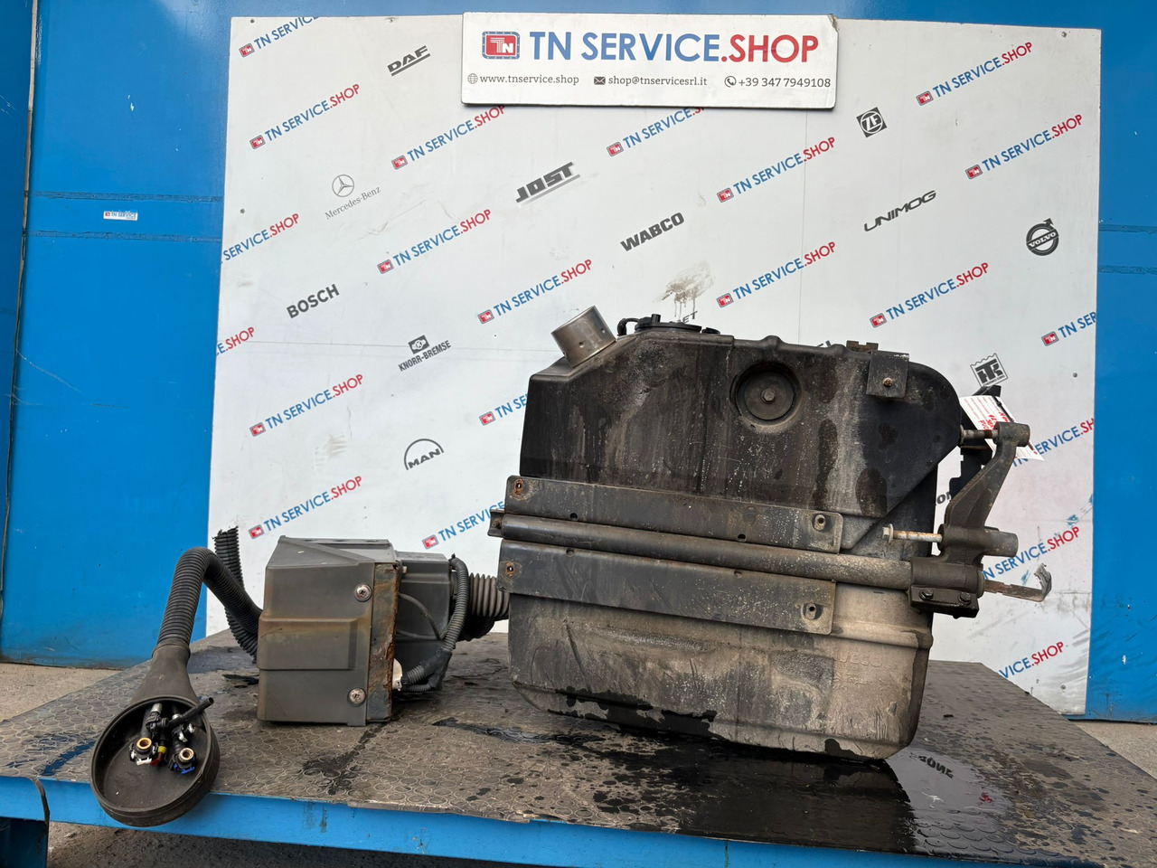 Serbatoio Adblue Iveco - AdBlue tartály - Kisteherautó: 1 kép. Serbatoio Adblue Iveco - AdBlue tartály - Kisteherautó: 1 kép.