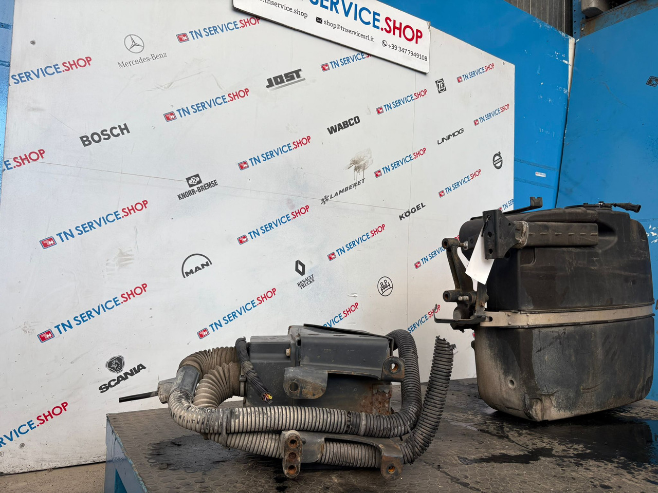 Serbatoio Adblue Iveco - AdBlue tartály - Kisteherautó: 3 kép. Serbatoio Adblue Iveco - AdBlue tartály - Kisteherautó: 3 kép.