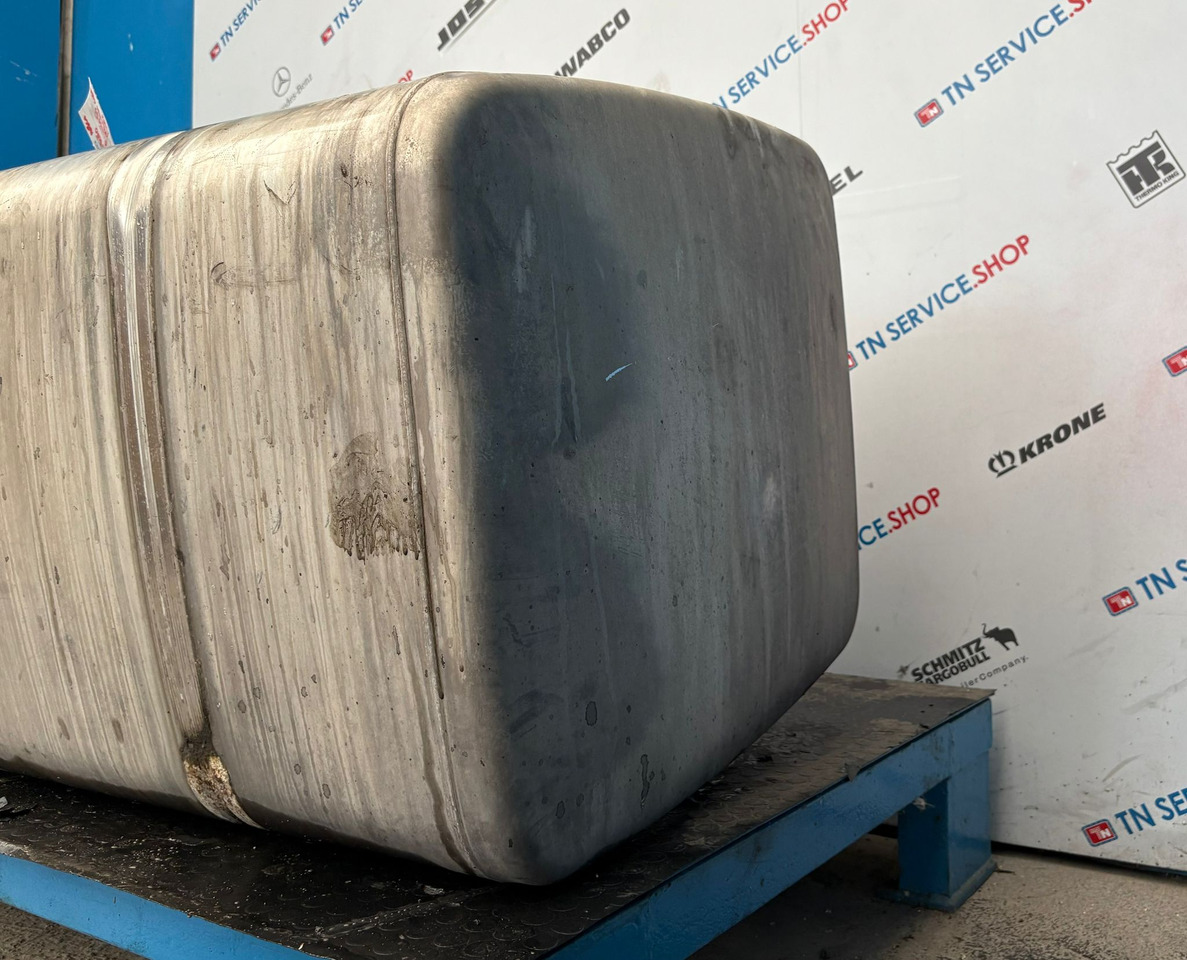 Serbatoio carburante Iveco - Üzemanyag tartály - Teherautó: 3 kép. Serbatoio carburante Iveco - Üzemanyag tartály - Teherautó: 3 kép.