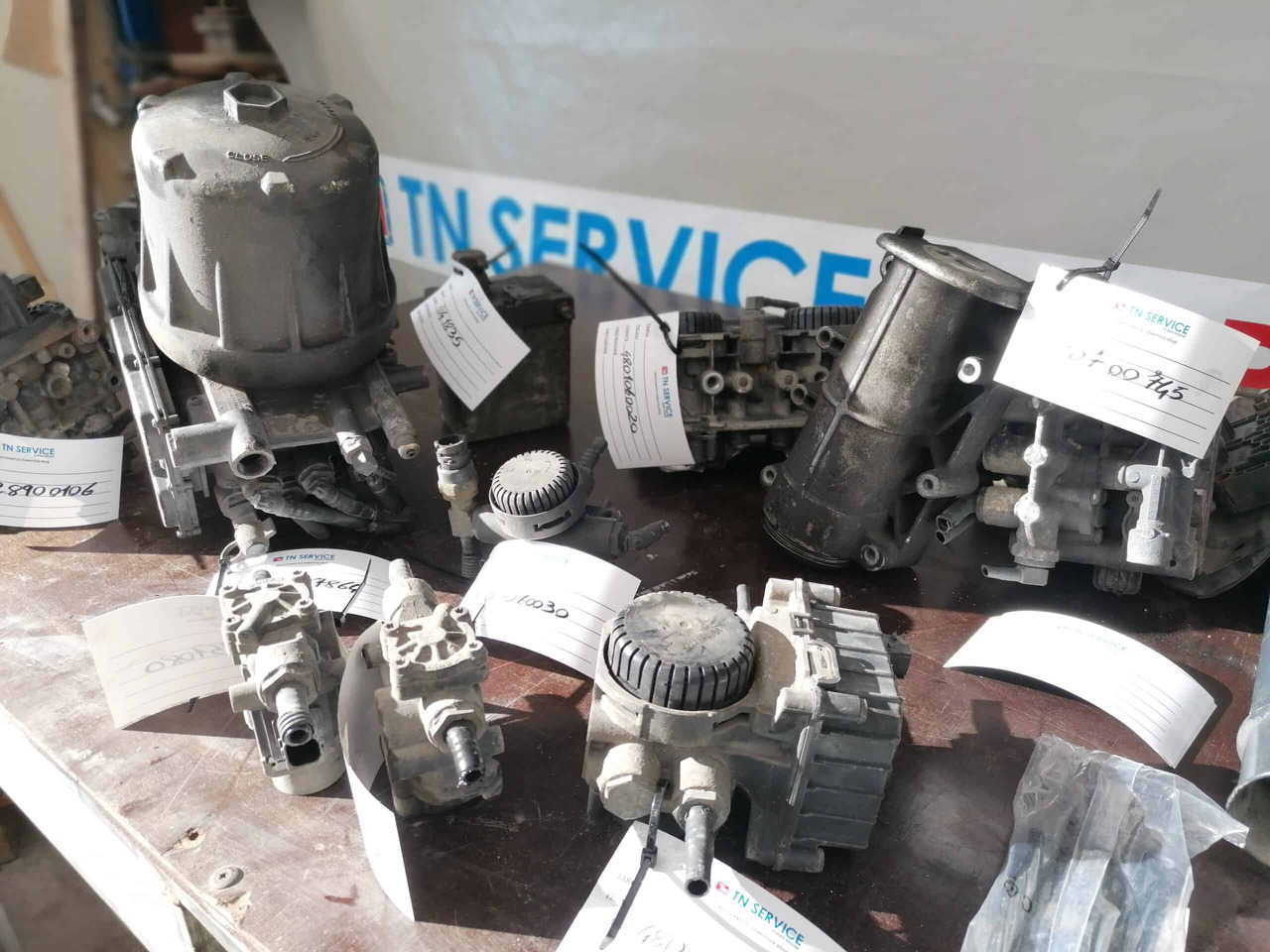 Valvole Pneumatiche - Fékszelep - Teherautó: 2 kép. Valvole Pneumatiche - Fékszelep - Teherautó: 2 kép.