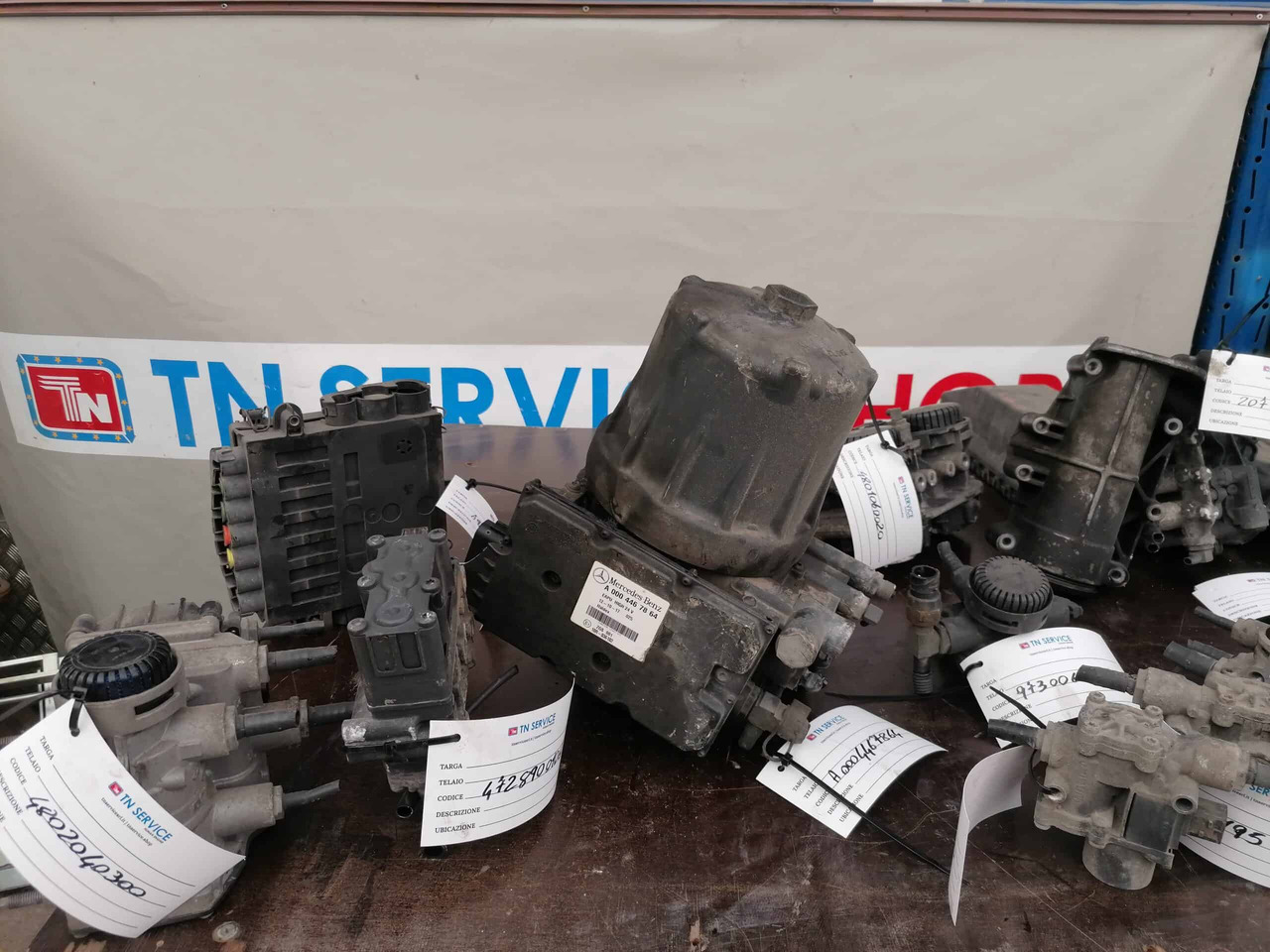 Valvole Pneumatiche - Fékszelep - Teherautó: 4 kép. Valvole Pneumatiche - Fékszelep - Teherautó: 4 kép.