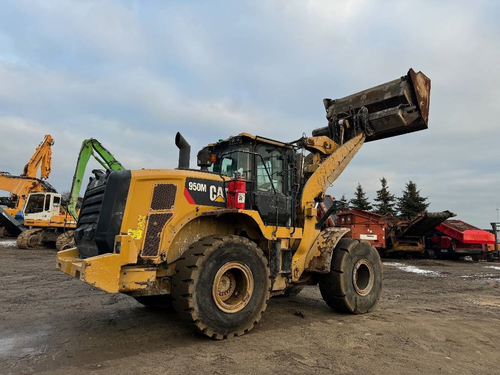 CAT 950M HighLift  - Gumikerekes homlokrakodó: 3 kép. CAT 950M HighLift  - Gumikerekes homlokrakodó: 3 kép.