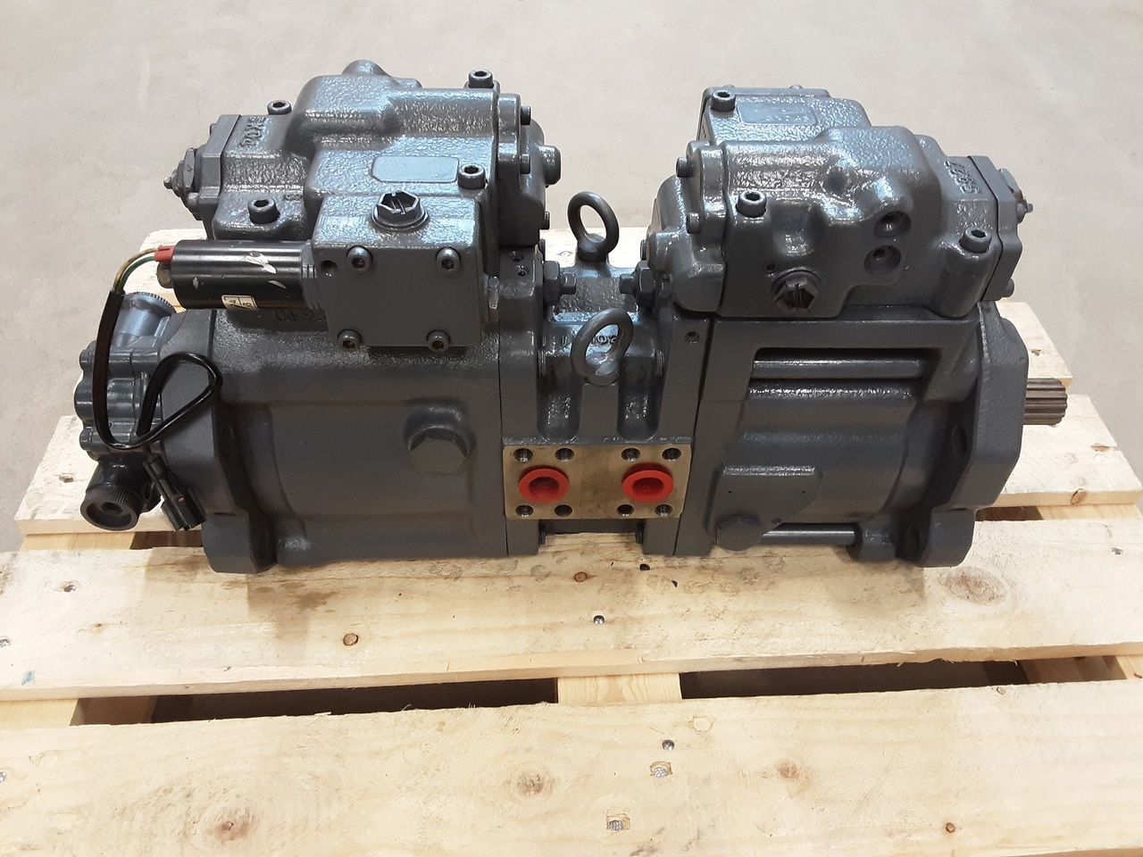 Kawasaki K3V63DT-1ZDR-9N0T-ZV - Hidraulikus szivattyú - Lánctalpas kotró: 3 kép. Kawasaki K3V63DT-1ZDR-9N0T-ZV - Hidraulikus szivattyú - Lánctalpas kotró: 3 kép.