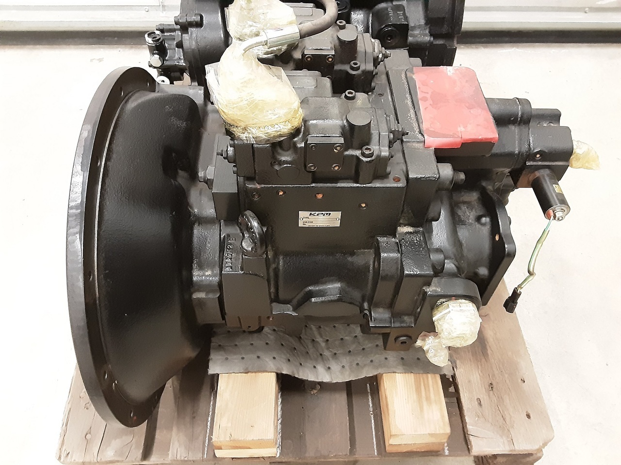 Kawasaki K5V200DPH1J1R-ZC09-V - Hidraulikus szivattyú - Lánctalpas kotró: 1 kép. Kawasaki K5V200DPH1J1R-ZC09-V - Hidraulikus szivattyú - Lánctalpas kotró: 1 kép.