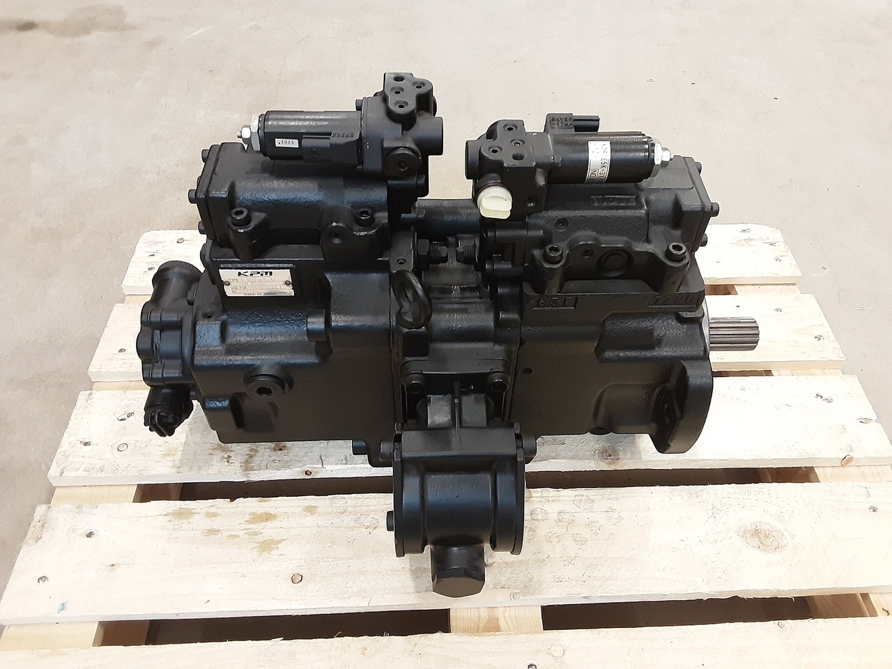Kawasaki K7V63DTP174R-0E23-PVD - Hidraulikus szivattyú - Lánctalpas kotró: 3 kép. Kawasaki K7V63DTP174R-0E23-PVD - Hidraulikus szivattyú - Lánctalpas kotró: 3 kép.