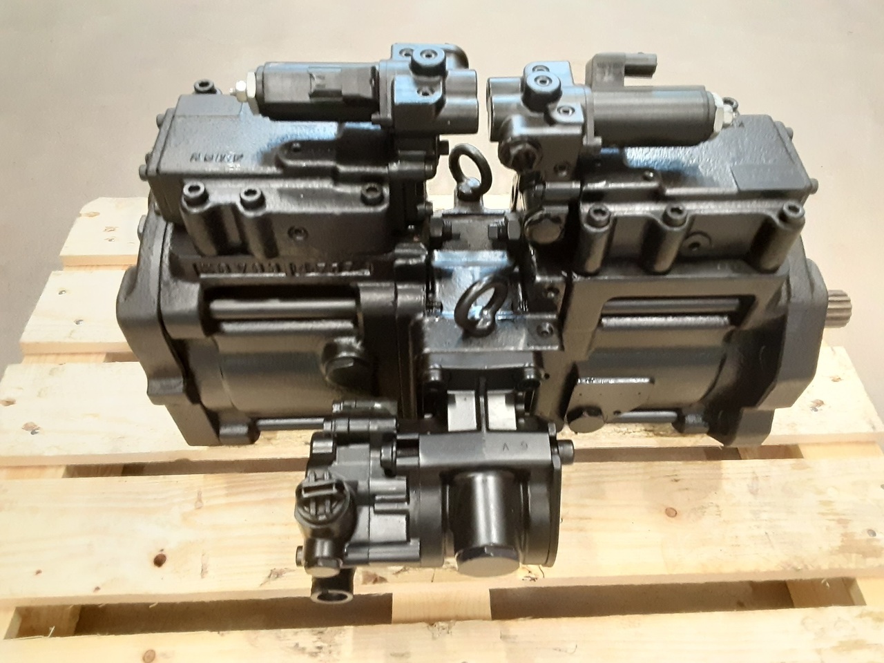 Kawasaki YY10V00001F6 - Hidraulikus szivattyú - Lánctalpas kotró: 3 kép. Kawasaki YY10V00001F6 - Hidraulikus szivattyú - Lánctalpas kotró: 3 kép.