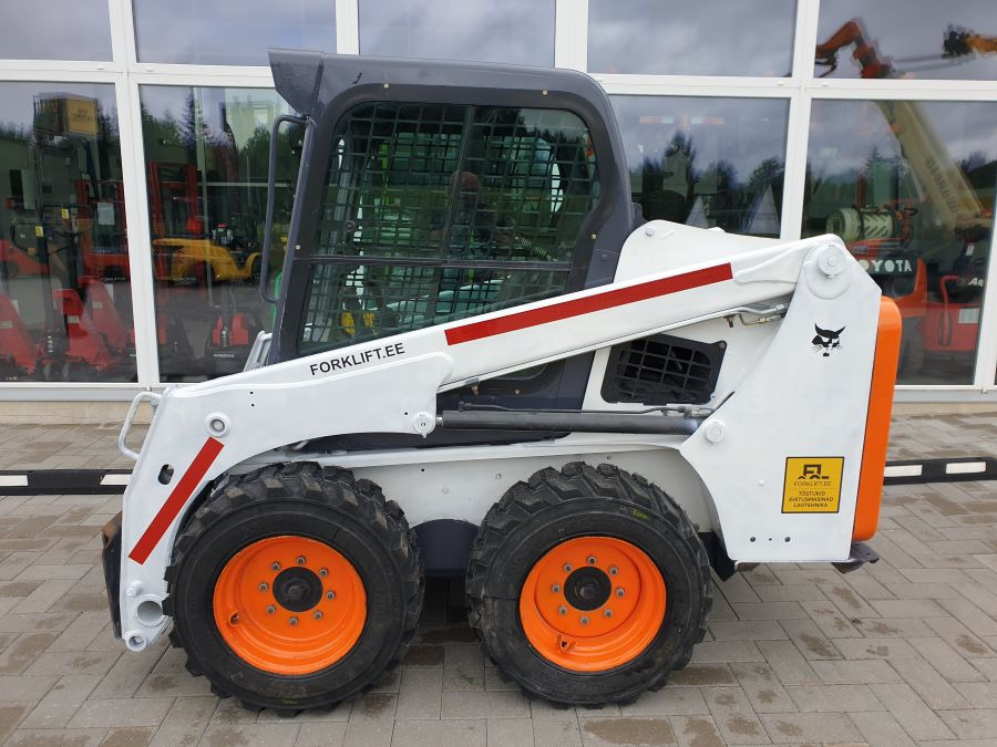BOBCAT Bobcat S450 - Mini homlokrakodó: 2 kép. BOBCAT Bobcat S450 - Mini homlokrakodó: 2 kép.