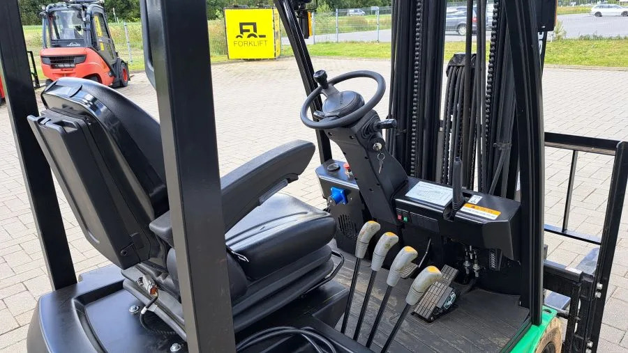 HC X CPDS15-XD2-SI - Elektromos targonca: 5 kép. HC X CPDS15-XD2-SI - Elektromos targonca: 5 kép.