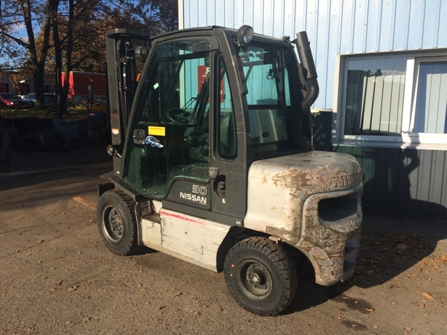 NISSAN DX 30 - Dízel targonca: 2 kép. NISSAN DX 30 - Dízel targonca: 2 kép.