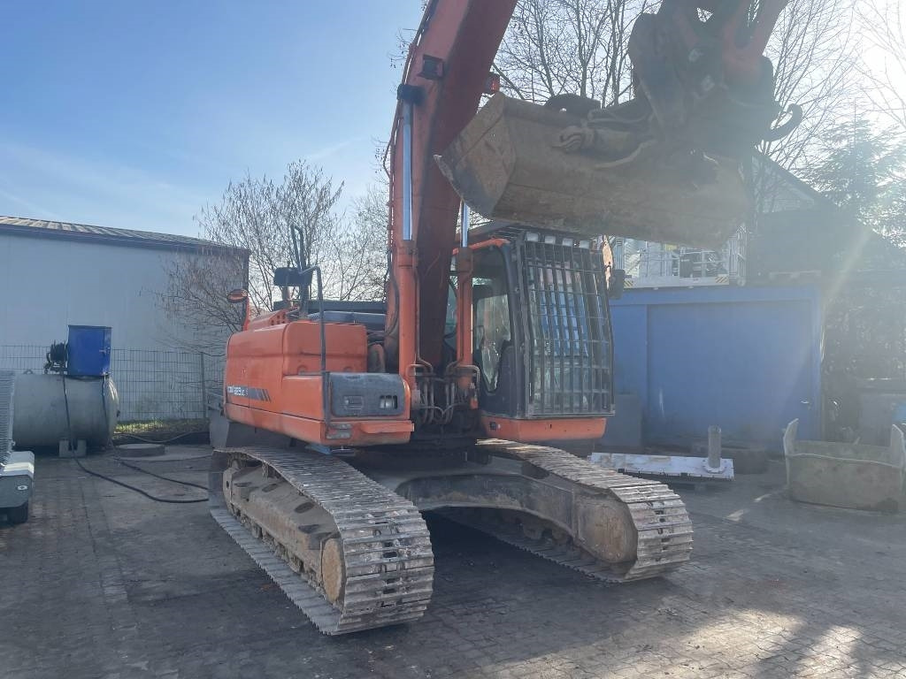 Doosan EXCA - Lánctalpas kotró: 2 kép. Doosan EXCA - Lánctalpas kotró: 2 kép.