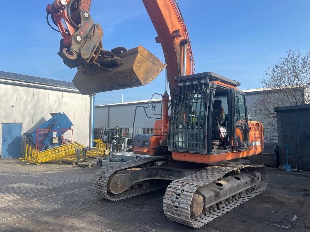 Doosan EXCA - Lánctalpas kotró: 3 kép. Doosan EXCA - Lánctalpas kotró: 3 kép.