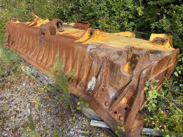 Komatsu D 155 AX  - Tolólap: 2 kép. Komatsu D 155 AX  - Tolólap: 2 kép.