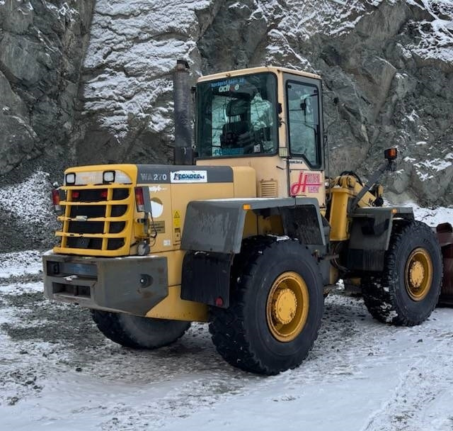 Komatsu WA 270 - Gumikerekes homlokrakodó: 1 kép. Komatsu WA 270 - Gumikerekes homlokrakodó: 1 kép.