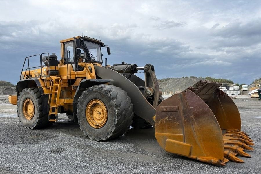 Volvo L350F LB - Gumikerekes homlokrakodó: 3 kép. Volvo L350F LB - Gumikerekes homlokrakodó: 3 kép.