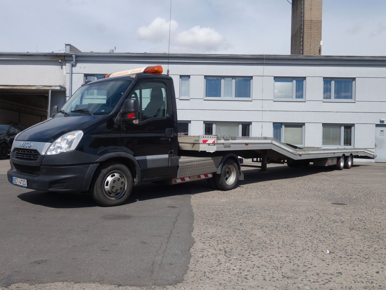 Iveco Daily 35 S 17 mit Anhänger für 3 PKW - Autószállító teherautó: 2 kép. Iveco Daily 35 S 17 mit Anhänger für 3 PKW - Autószállító teherautó: 2 kép.