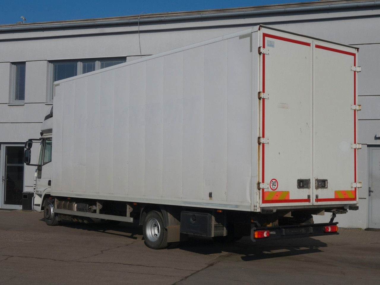Iveco EuroCargo 75 75E19, 18 Palleten - Dobozos felépítményű teherautó: 4 kép. Iveco EuroCargo 75 75E19, 18 Palleten - Dobozos felépítményű teherautó: 4 kép.