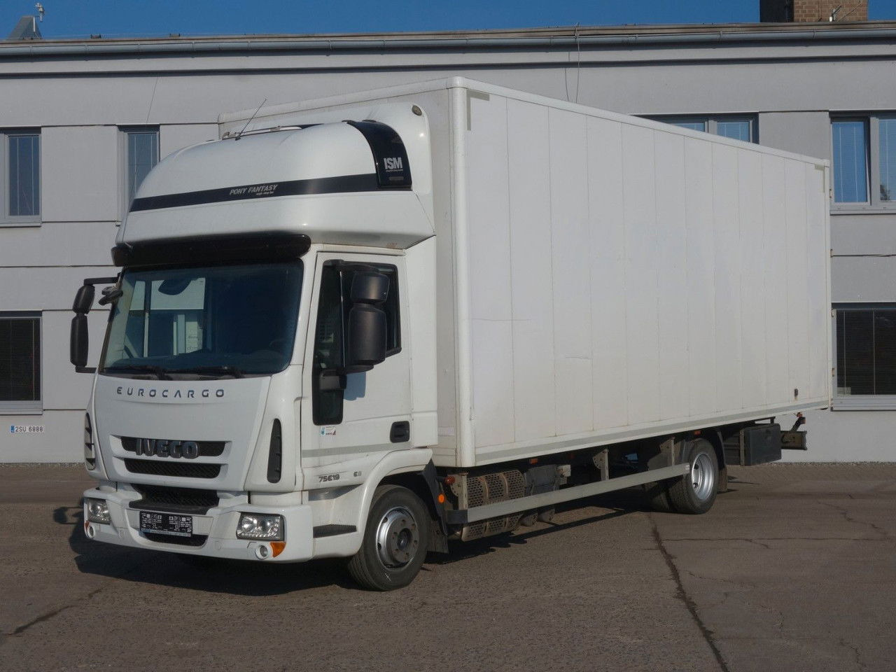 Iveco EuroCargo 75 75E19, 18 Palleten - Dobozos felépítményű teherautó: 1 kép. Iveco EuroCargo 75 75E19, 18 Palleten - Dobozos felépítményű teherautó: 1 kép.