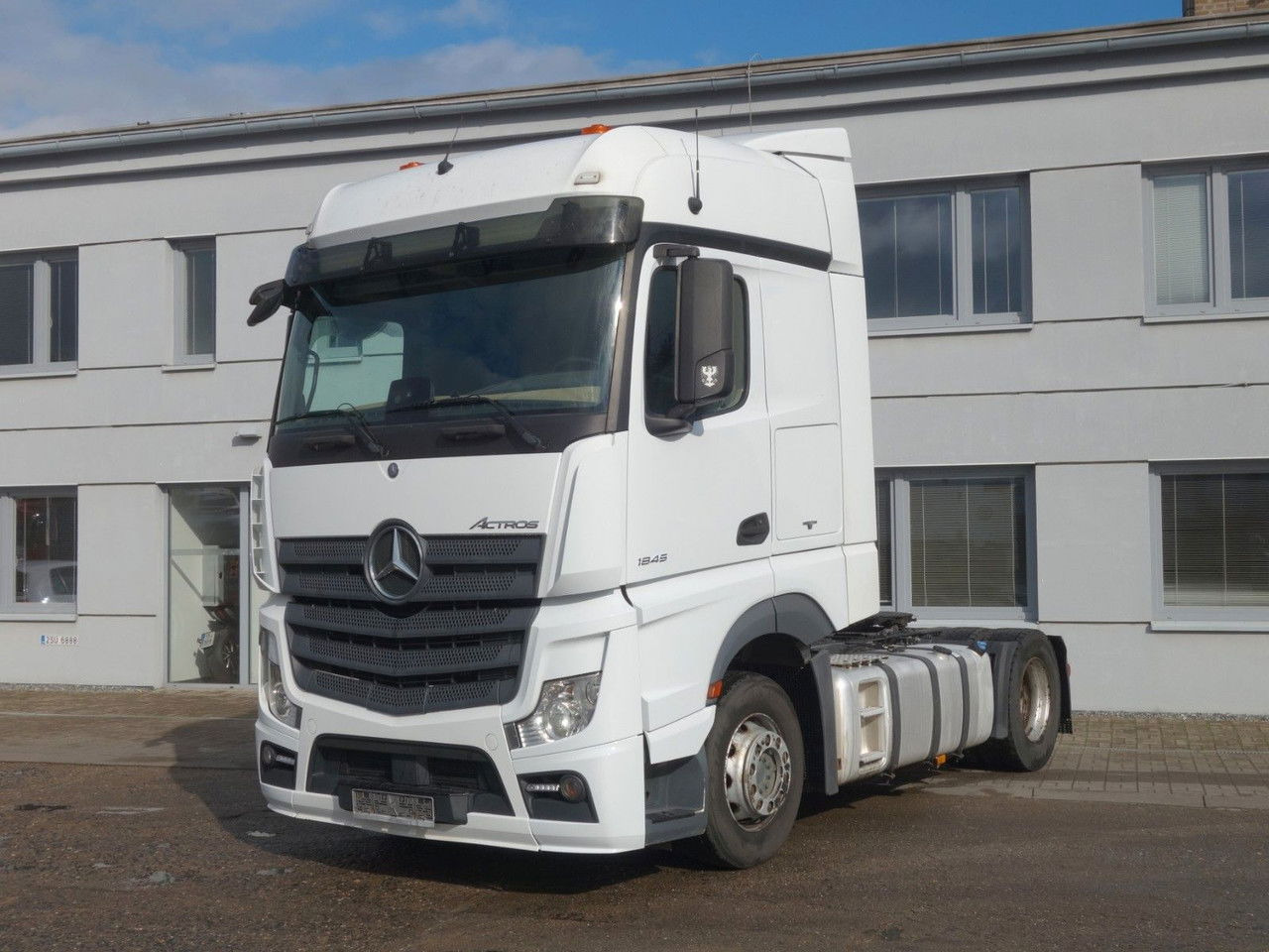 Mercedes-Benz Actros 1845 LS SD, Giga Space - Nyergesvontató: 1 kép. Mercedes-Benz Actros 1845 LS SD, Giga Space - Nyergesvontató: 1 kép.
