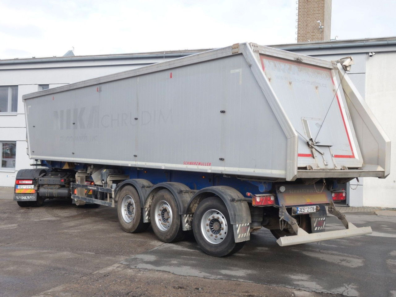 Schwarzmüller SK KIS 3/E , 50 cm3, SAF, Liftachse - Félpótkocsi billenőplatós: 4 kép. Schwarzmüller SK KIS 3/E , 50 cm3, SAF, Liftachse - Félpótkocsi billenőplatós: 4 kép.