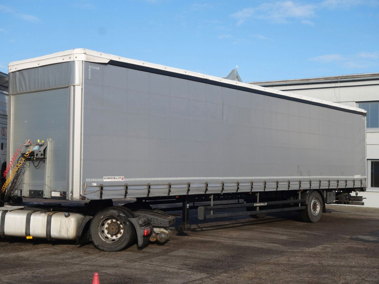 Schwarzmüller SPA 3/E Standard, 1 Achse, SAF SPA 3/E Standard, 1 Achse, SAF - Ponyvás félpótkocsi: 1 kép. Schwarzmüller SPA 3/E Standard, 1 Achse, SAF SPA 3/E Standard, 1 Achse, SAF - Ponyvás félpótkocsi: 1 kép.