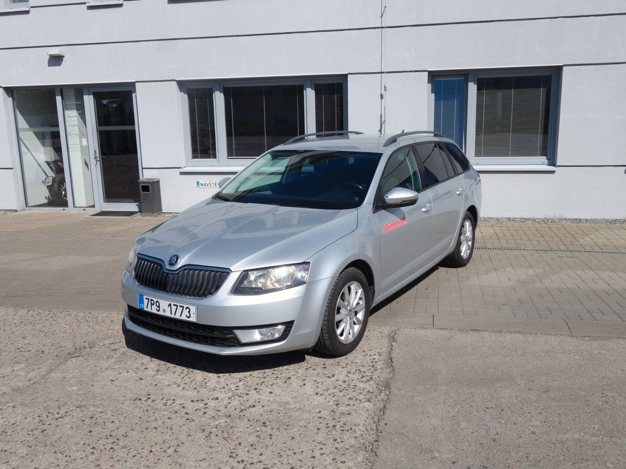 Škoda Octavia Combi Ambition 1,6 TDI, DSG, Navi, Clima - Kombi: 1 kép. Škoda Octavia Combi Ambition 1,6 TDI, DSG, Navi, Clima - Kombi: 1 kép.