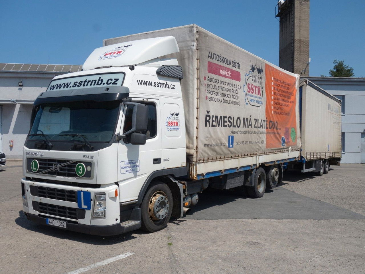 Volvo FM 380 6x2 + Panav Anhänger - Ponyvás teherautó: 1 kép. Volvo FM 380 6x2 + Panav Anhänger - Ponyvás teherautó: 1 kép.