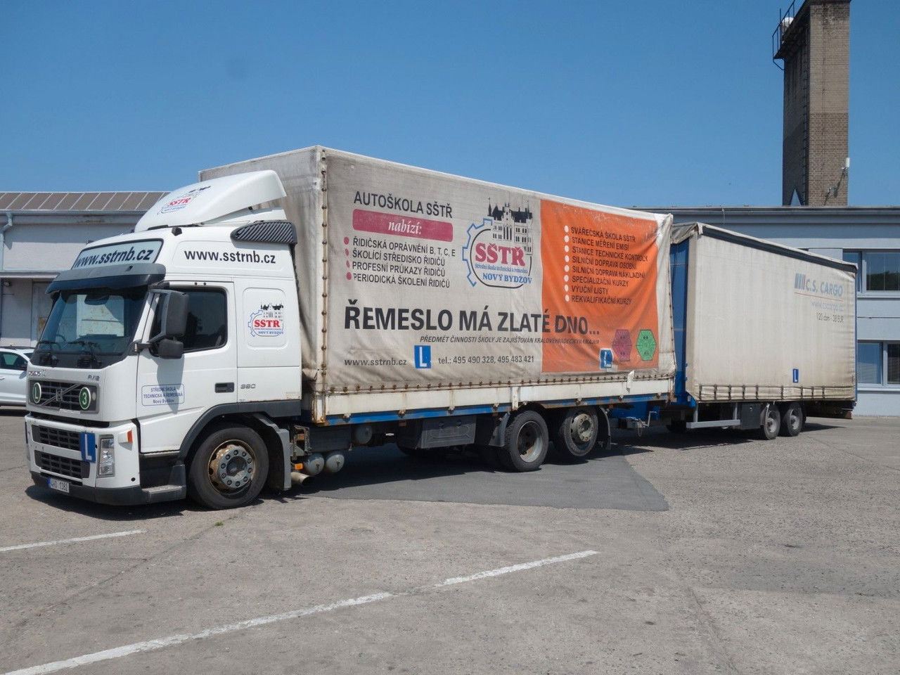 Volvo FM 380 6x2 + Panav Anhänger - Ponyvás teherautó: 2 kép. Volvo FM 380 6x2 + Panav Anhänger - Ponyvás teherautó: 2 kép.