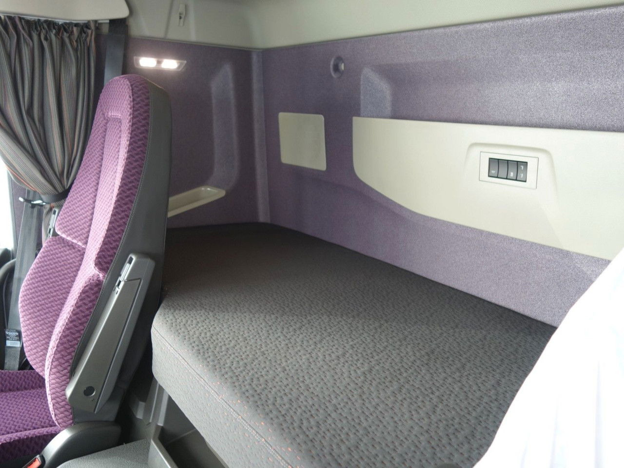 Autószállító teherautó Volvo FM 460 6x2 Kassbohrer Metago / Intago tt, VDI: 29 kép. Autószállító teherautó Volvo FM 460 6x2 Kassbohrer Metago / Intago tt, VDI: 29 kép.