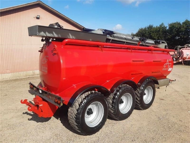 AP GV 25 - Szippantó tartálykocsi: 4 kép. AP GV 25 - Szippantó tartálykocsi: 4 kép.