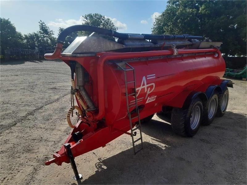 AP GV 25 - Szippantó tartálykocsi: 3 kép. AP GV 25 - Szippantó tartálykocsi: 3 kép.