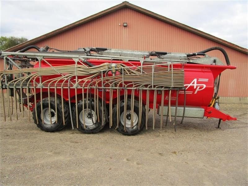 AP GV 25 - Szippantó tartálykocsi: 3 kép. AP GV 25 - Szippantó tartálykocsi: 3 kép.