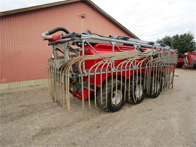 AP GV 25 - Szippantó tartálykocsi: 4 kép. AP GV 25 - Szippantó tartálykocsi: 4 kép.