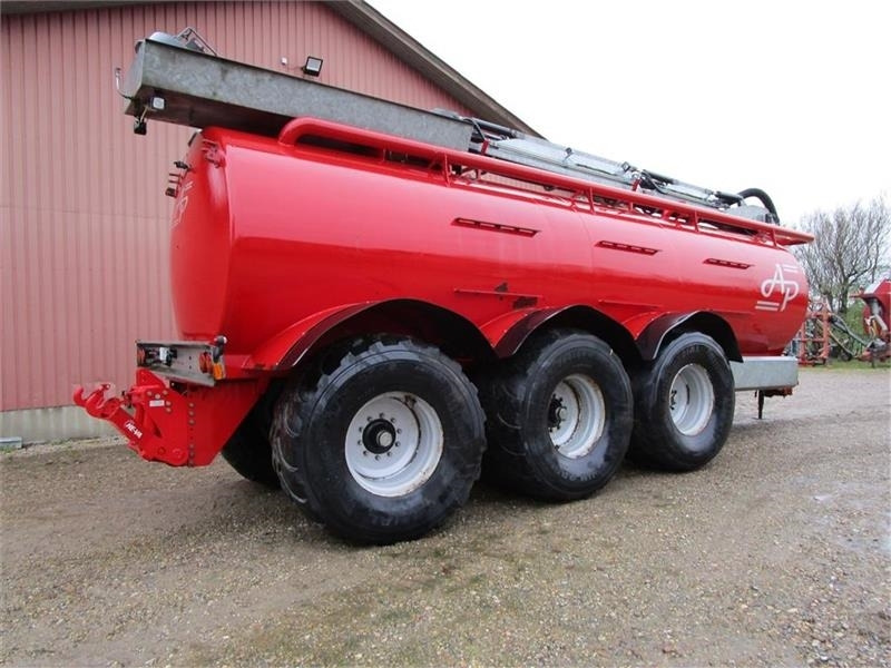 AP GV 25 - Szippantó tartálykocsi: 2 kép. AP GV 25 - Szippantó tartálykocsi: 2 kép.