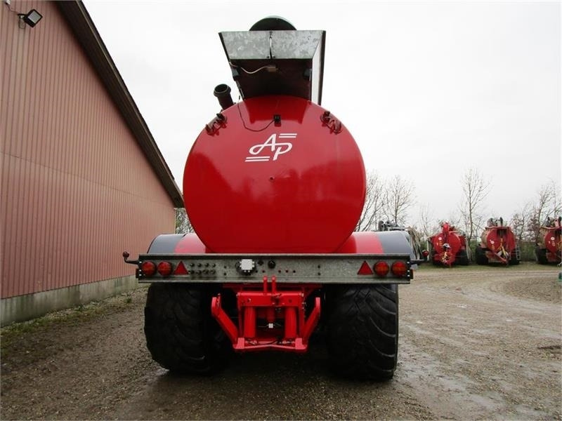 AP GV 25 - Szippantó tartálykocsi: 3 kép. AP GV 25 - Szippantó tartálykocsi: 3 kép.