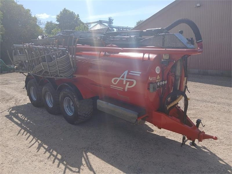 AP GV 25 m. 24 meter AP slangebom - Szippantó tartálykocsi: 2 kép. AP GV 25 m. 24 meter AP slangebom - Szippantó tartálykocsi: 2 kép.