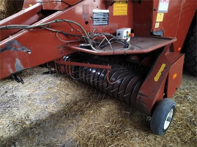 Hesston 4900 - Kocka bálázó: 4 kép. Hesston 4900 - Kocka bálázó: 4 kép.