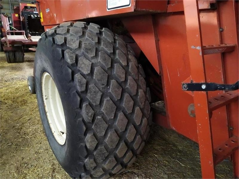 Hesston 4900 - Kocka bálázó: 5 kép. Hesston 4900 - Kocka bálázó: 5 kép.