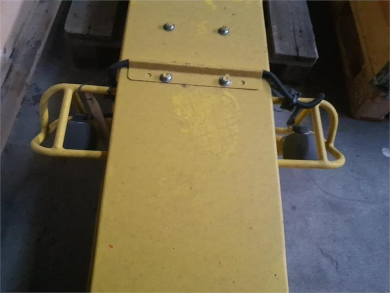 John Deere 8400 Tud - Takarmánybetakarító gép: 3 kép. John Deere 8400 Tud - Takarmánybetakarító gép: 3 kép.