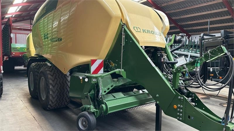 Krone Big Pack 1290 HDP II XC - Kocka bálázó: 1 kép. Krone Big Pack 1290 HDP II XC - Kocka bálázó: 1 kép.