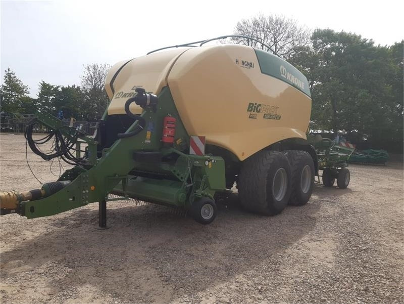 Krone Big Pack 1290 HDP II XC m. Balecollect 1230 - Kocka bálázó: 3 kép. Krone Big Pack 1290 HDP II XC m. Balecollect 1230 - Kocka bálázó: 3 kép.