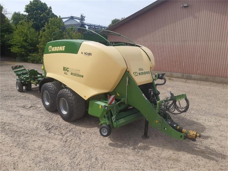 Krone Big Pack 1290 HDP II XC m. Balecollect 1230 - Kocka bálázó: 2 kép. Krone Big Pack 1290 HDP II XC m. Balecollect 1230 - Kocka bálázó: 2 kép.