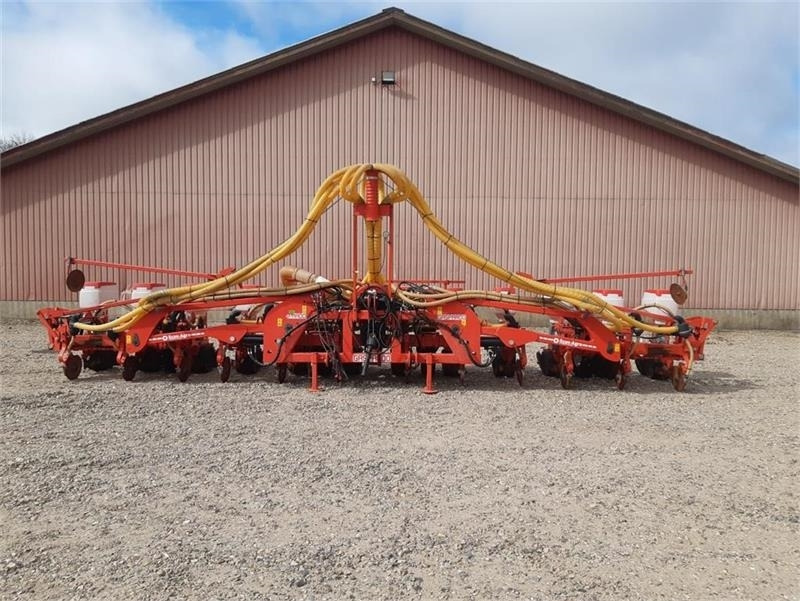 Maschio Gaspardo Manta XL 12 rk med PA1 fronttank - Szemenkénti vetőgép: 3 kép. Maschio Gaspardo Manta XL 12 rk med PA1 fronttank - Szemenkénti vetőgép: 3 kép.